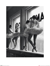 Stampa Artistica Time Life Ballerinas In Window 60x80cm Pyramid PPR40190 | Yourdecoration.it